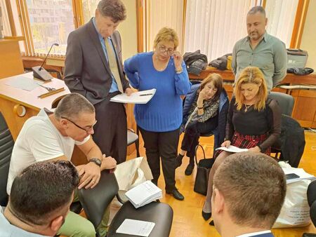 Отвориха чувалите от изборите в Зидарово, съдия брои бюлетините