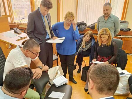 Отвориха чувалите от изборите в Зидарово, съдия брои бюлетините