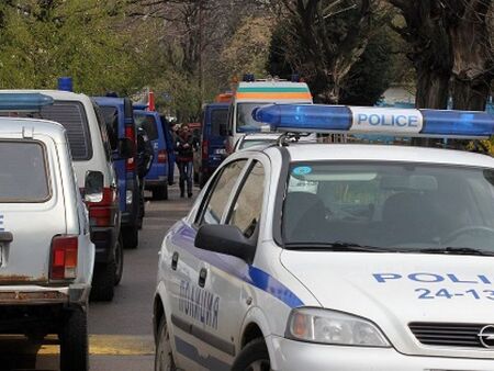 Паника и ужас в Пловдив: Мъж наръга 16-г. момче, налетя с 2 ножа на полицаи и...