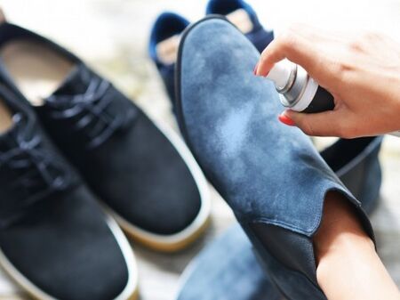 Как да почистите петна от сол и мазнина по велурените си обувки