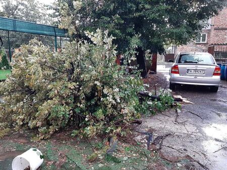 Екипите на пожарната са на терен  В следствие на силния