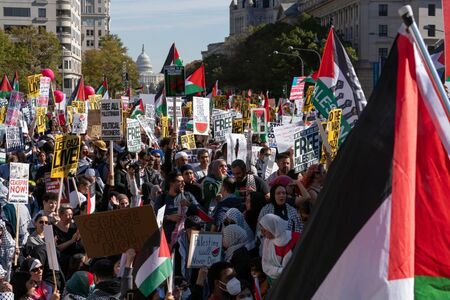 Десетки хиляди на протест във Вашингтон за прекратяване на огъня в Газа
