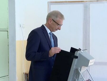 Машината за гласуване блокира в ръцете на премиера Николай Денков