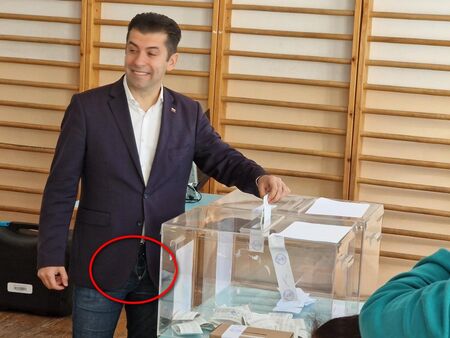 Кирил Петков гласувал с разкопчан дюкян