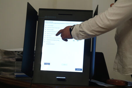 След стотици грешки с машините, ЦИК взе решение как да продължи изборния ден