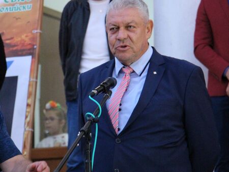 Иван Кичев докосва кметския стол в Средец