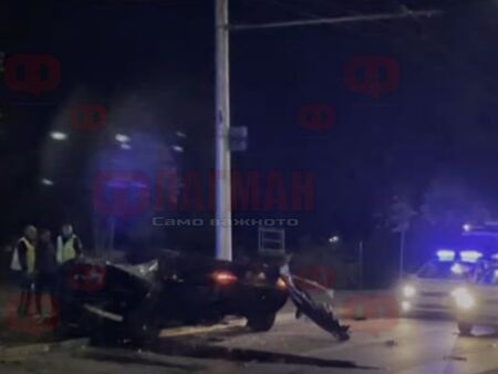 Тежка катастрофа в Пловдив, автомобилът е разцепен на две