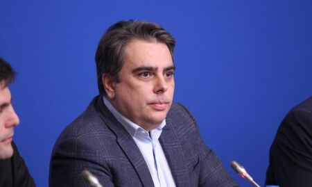 Асен Василев скочи на Радев: Не е в час с българската политика