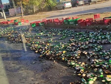 Кошмар в Пловдив! Стотици литри бира се разливат по пътя след катастрофа