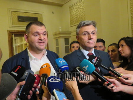 Пеевски оглави парламентарната група на ДПС, Карадайъ стана редови депутат