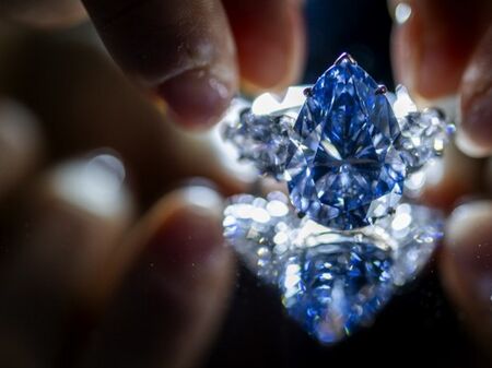 Продадоха наситеносин диамант за близо $44 млн.