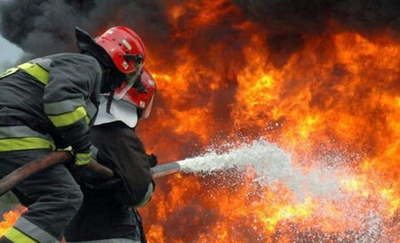 Пожар избухна в дървена постройка в кв. Горно Езерово, обитавана семейство с пет деца