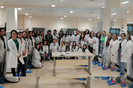 Бъдещи акушерки и медицински сестри впечатлени от използването на изкуствен интелект в лаборатория „ЛИНА”