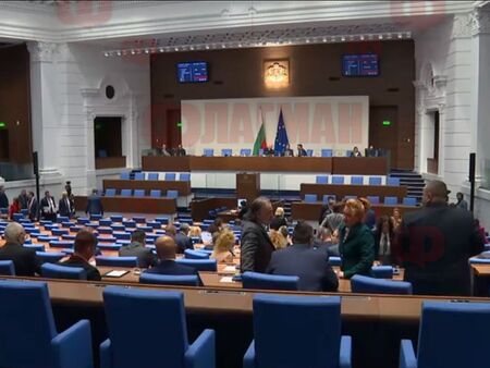 Започват дебатите по вота на недоверие срещу кабинета „Денков“