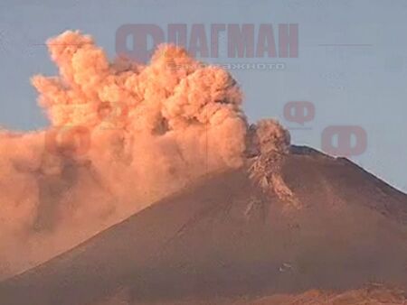 Вулканът Попокатепетъл изригна дим и пепел 15 пъти само за ден