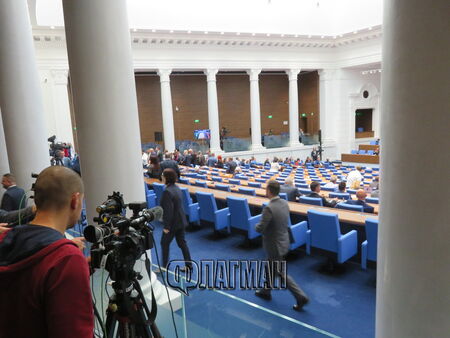 ГЕРБ и ДПС демонстративно напуснаха пленарната зала на Народното събрание