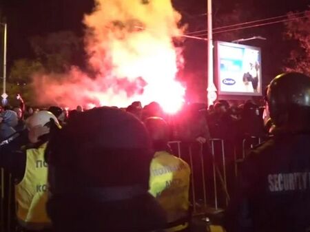 НА ЖИВО: Фенове хвърлят бомби и ракети, опожариха полицейски бус край стадион "Васил Левски"