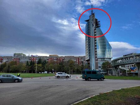Извънредно: Фасадата на бургаския хотел „Мираж“ се руши от силния вятър, МВР затвори кръговото