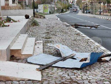 Ураганният вятър счупи и кръста на църквата в Свети Влас, открита от вселенския патриарх