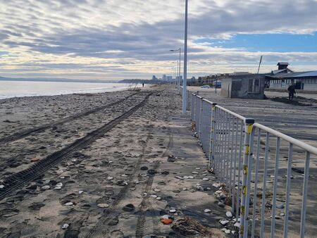 Започна почистването на крайбрежната алея в Бургас, затрупана с пясък след урагана