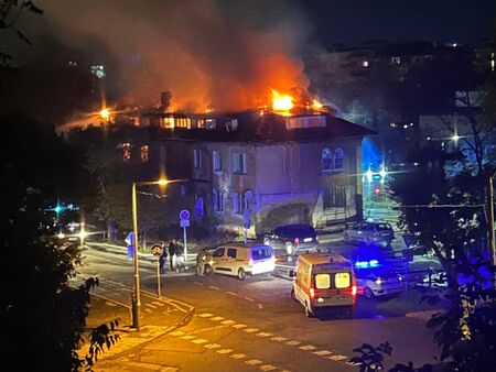Голям пожар в жк „Братя Миладинови”, изгоря напълно покривът на жилищен блок