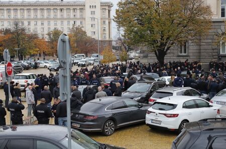 Стотици полицаи се обявиха в защита на МВР министъра, протестират пред Парламента