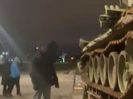 Гавра в Хелзинки! Изгорял руски танк цъфна пред парламента