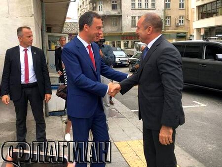 Президентът на посещение в Бургас – открива и отчита „Българската Коледа“