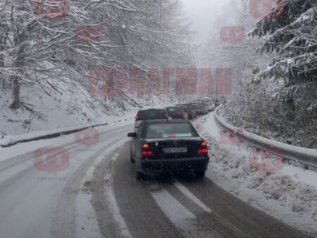 Огромно задръстване на прохода Петрохан заради преспите Снежна буря затваря