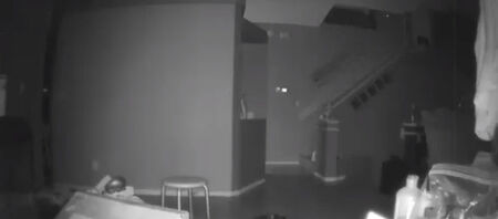 Семейство чуваше странни звуци от стълбището в дома си, скрита камера запечата нещо ужасяващо