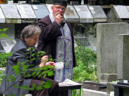 Този свещеник практикува екзорсизъм на гробищата