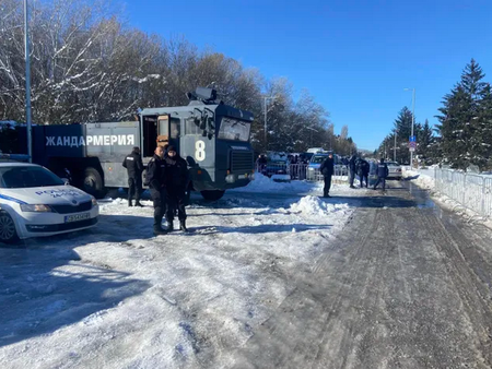 Боби Михайлов събира Изпълкома на БФС, водни оръдия пазят форума в „Бояна“