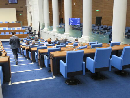 Сценаристите на Слави в парламента се разделиха за страйкърите, депутат задряма на дебатите
