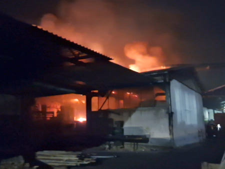 Пожар избухна във фабрика за пелети