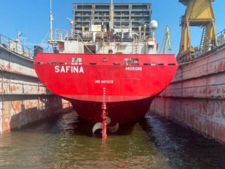 Корабът "Вера Су", който вече се казва "Сафина", отплава от Варна