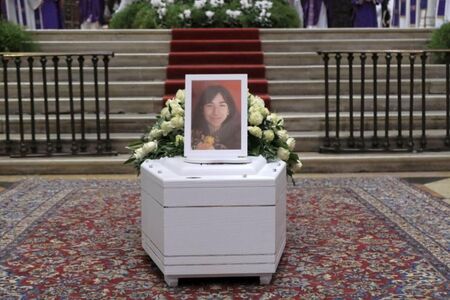Погребаха в бял ковчег жестоко убитата Джулия Чекетин