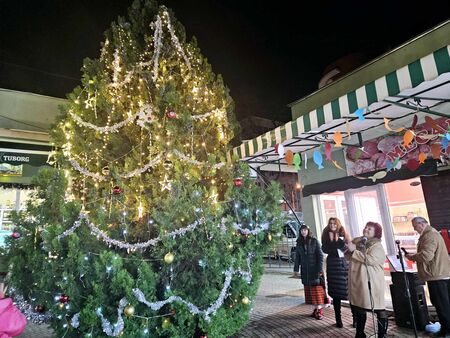 В навечерието на Никулден запалиха светлините на Коледната елха на