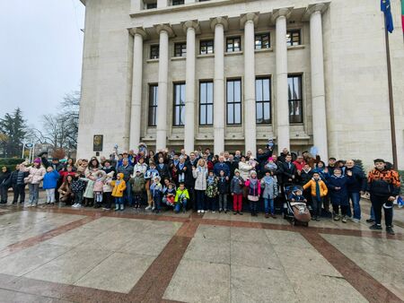 Малки и големи именици застанаха до кмета Николов за обща Никулденска снимка