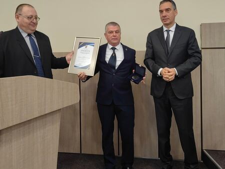 Проф. Христо Бозов получи приза „Общински мениджър на 2022 г.“ на Бургас