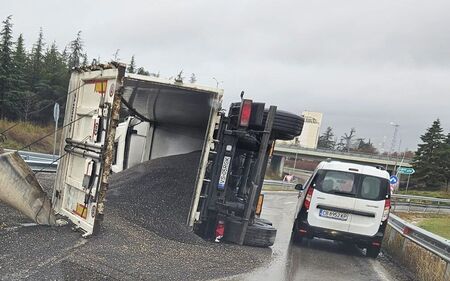 Камион със зърно се обърна край летище Варна
