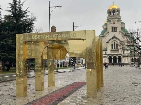 Странната инсталация провокира множество коментари в социалните мрежи Необичайна конструкция