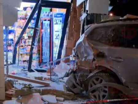 Автомобил се вряза в магазин, трима са пострадали