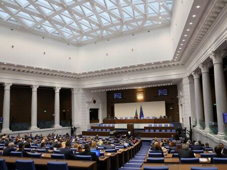 Заседанието на парламента започна с декларация за студентския празник