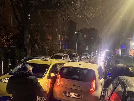 Катастрофа след гонка в София, шофьор помля 3 коли