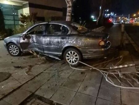 Катастрофа в София, автомобил се вряза в метални ограждения