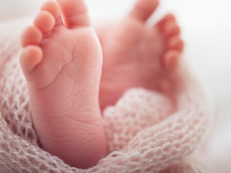 Откриха тяло на новородено бебе пред сграда в Англия