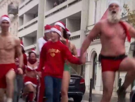 Атракция в Будапеша с голите Дядо Коледа