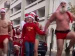 Атракция в Будапеша с голите Дядо Коледа