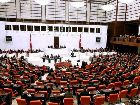 Депутат припадна по време на заседание в турския парламент