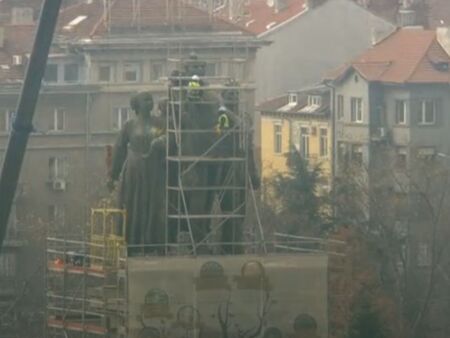 Изслушват министри в парламента заради демонтажа на Паметника на Съветската армия